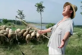 《燕子李三》张立晒近况，54岁打扮如农民，山上放羊嘶声力竭唱歌图片