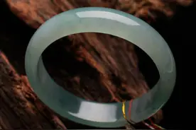 翡翠手镯为什么要用塑料纸和红绳包装，看起来很廉价图片