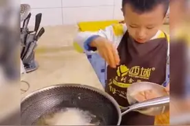 8岁男孩精通厨艺，为全家做饭色香味俱全获高赞，网友：等你长大图片