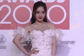 风尚大典红毯：唐嫣水墨裙美翻，杨幂仪态太差，白鹿江疏影拼性感图片