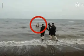 妈妈把不认真写作业的女儿拖进海里，你不是真的为了孩子好图片