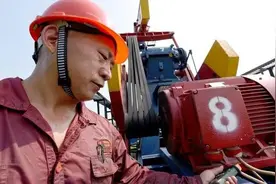 石油工人：荒芜处的坚守图片