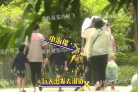 baby带小海绵游三亚被偶遇，儿子抱妈妈大腿撒娇超可爱图片