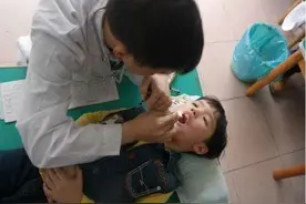 5岁女孩不小心咬碎体温计，爸爸的应急措施快准狠，医生：同行？图片