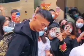 一夜3消息：汤杰随广东前往诸暨 周琦发博遭羞辱 小丁训练失误连连图片
