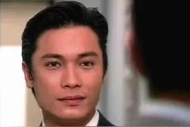 58岁罗嘉良久违回北京，直言很激动想哭，与妻子在机场相拥太甜蜜图片