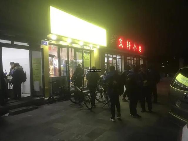 最近浙江很多娃痴迷买卡牌！男孩们老躲在厕所“交易”，有妈妈冲进小卖部发飙：昧着良心赚钱