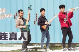 这支摇滚乐队走红后，回乡站在学校讲台上图片