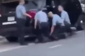 不是一个是三个！三名美国警察曾同时压住受害非裔男子图片