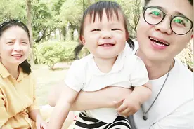 新生儿黄疸小妙招，不用再吃药了，奶爸教你晒出好身体视频封面