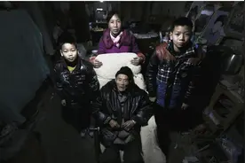 70岁农村老人娶小30岁妻子生两儿，父子3人不说话，4人挤10平米房图片