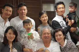 洪金宝2个孙子近照曝光，大孙子豁牙仍帅气，小孙子梳油头显成熟图片