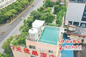 株洲一酒店楼顶建游泳池，安全吗？图片