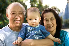 有老人带娃和没老人带娃有什么区别？三个家庭对比，现实很无奈图片