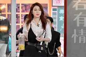 1米71洪欣身材太完美，穿吊带连体裤配衬衫高级又洋气，气场全开图片
