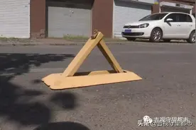 「车位保卫战」为防车库前停车，业主“占道”安地锁图片