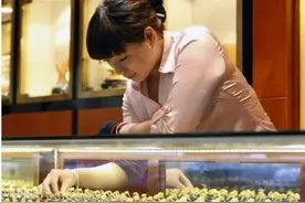 女人去金店“以旧换新”，记住3个口诀，免得被柜姐“忽悠”图片