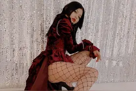 Cindy穿吊带大秀身材，黑色网袜有亮点，果然人瘦了气质会变好图片