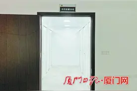 游泳馆的无性别更衣室太少，异性家长带娃游泳更衣遇尴尬图片