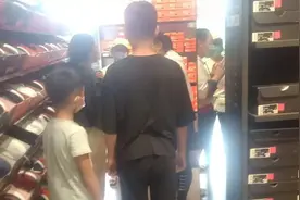 云南民工父亲带儿子逛耐克被歧视：反馈6天未获回应，报道后火速深夜致歉图片