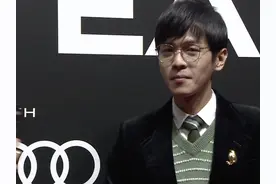 男星红毯千奇百怪：杨洋穿深V，陈飞宇油腻，蔡徐坤顶白色鸡窝头图片