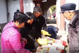 农村婆婆说儿媳没成色，就因为撕破了礼物箱，如果是你你会反驳吗视频封面