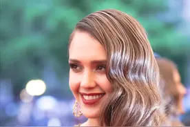 杰西卡·阿尔芭家俩女儿继承她的美貌，13岁小囧娃身高赶超妈妈图片