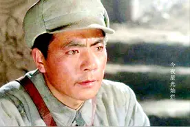 他在《今夜星光灿烂》饰指导员，唐国强演连长，李秀明出演杨玉香图片