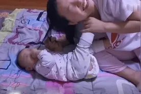 宝宝爱扯头发很讨厌，其实是在向妈妈表达爱，妈妈不要再烦了图片