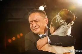 婚礼现场，新娘和父亲一起跳舞燃爆全场，网友：这父亲太给力了图片