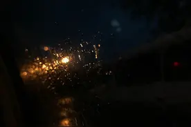雨后在车内拍摄的景象图片