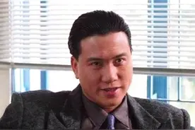 63岁万梓良认干女儿惹争议！被美女当众亲吻脸颊2次，还一脸享受图片