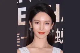 金晨一袭简单吊带裙现身，肩颈线堪称完美图片