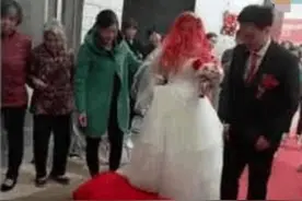 怀孕7个月新娘拜堂不能弯腰下跪，老人非要她跪下，新郎发火了图片