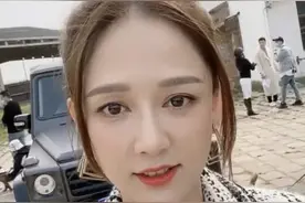 41岁陈乔恩老了，复工和马儿互动遭亲吻，真实生图油光满面显疲态图片