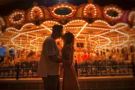 37岁女星被男友求婚成功，旋转木马前甜蜜拥吻，曾和霍启刚传绯闻图片