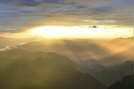 总有一束光光彩夺目，足以穿透世界的黑暗！图片