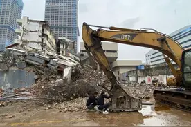 工地施工小区灰尘满天飞 居民不堪其扰 施工方：强化降尘处理！图片