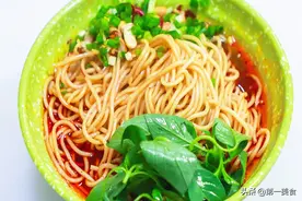 煮面条，开水下锅就错了！面馆老板教你3个技巧，面条爽滑又筋道图片