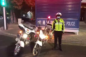 铁骑巡逻队亮相临河街头，太帅了图片