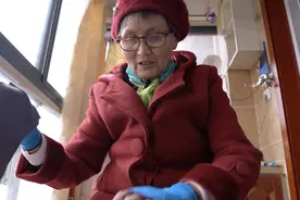 让寒冬变暖冬！7旬奶奶自制600多副手套送人图片