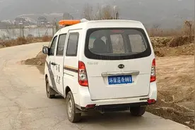 石家庄那辆无牌的执法车，已被交警查扣视频封面