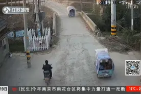 三轮车载3名小学生坡道逆滑，女子拼死阻挡，监控拍下这揪心一幕视频封面