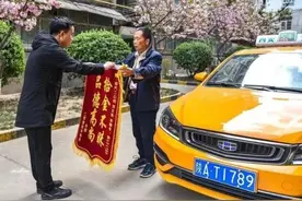 捡到笔记本电脑 热心的哥托妻子“人工搜索”失主图片