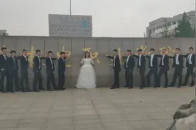 大二女生穿婚纱拍毕业照：以后怕聚不齐视频封面