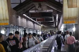 重庆112米长扶梯震惊游客，收费2元