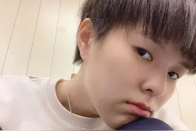 Sunnee晒额头长痘自拍照：刘海不能少图片