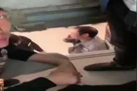 电梯困人事件又发生！陕西西安一小区，老人孩子十几人被困电梯！视频封面