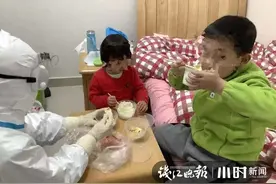武汉来的哥哥和妹妹，你们的杭州临时妈妈脱下口罩和护目镜原来这么美图片