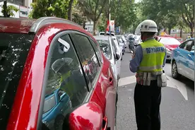 路边违停的车主注意了，广州交警直接开罚单视频封面